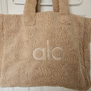 Alo Sherpa Tote Bag in Camel